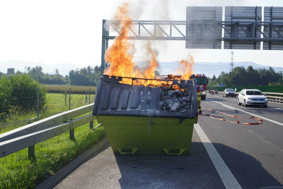 Cham ZG - Baumulde fängt Feuer - Gaffer gebüsst