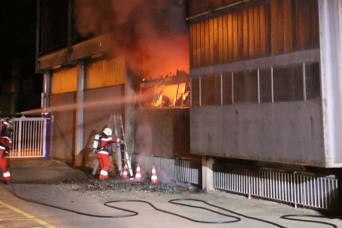 Riesen-Schaden bei Brand in Dietiker Gewerbelokal