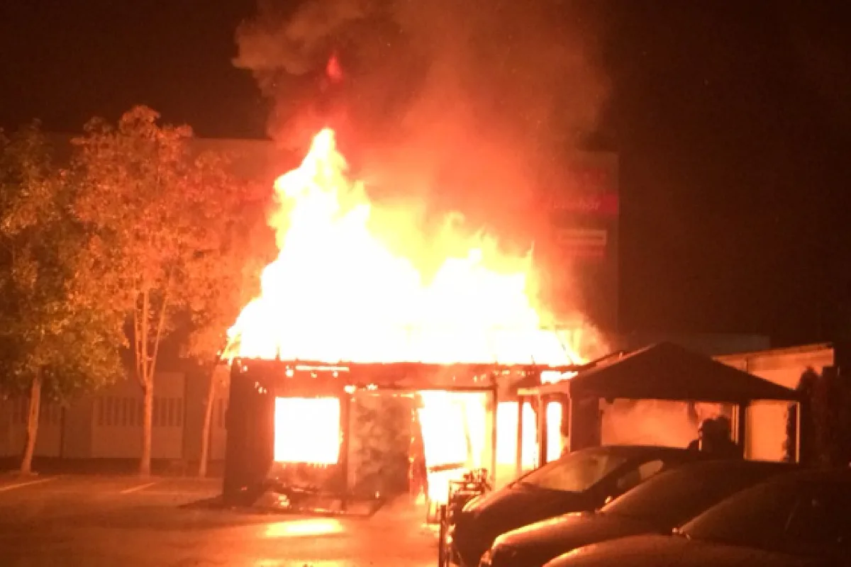 Bülacher Imbisstand geht in Flammen auf