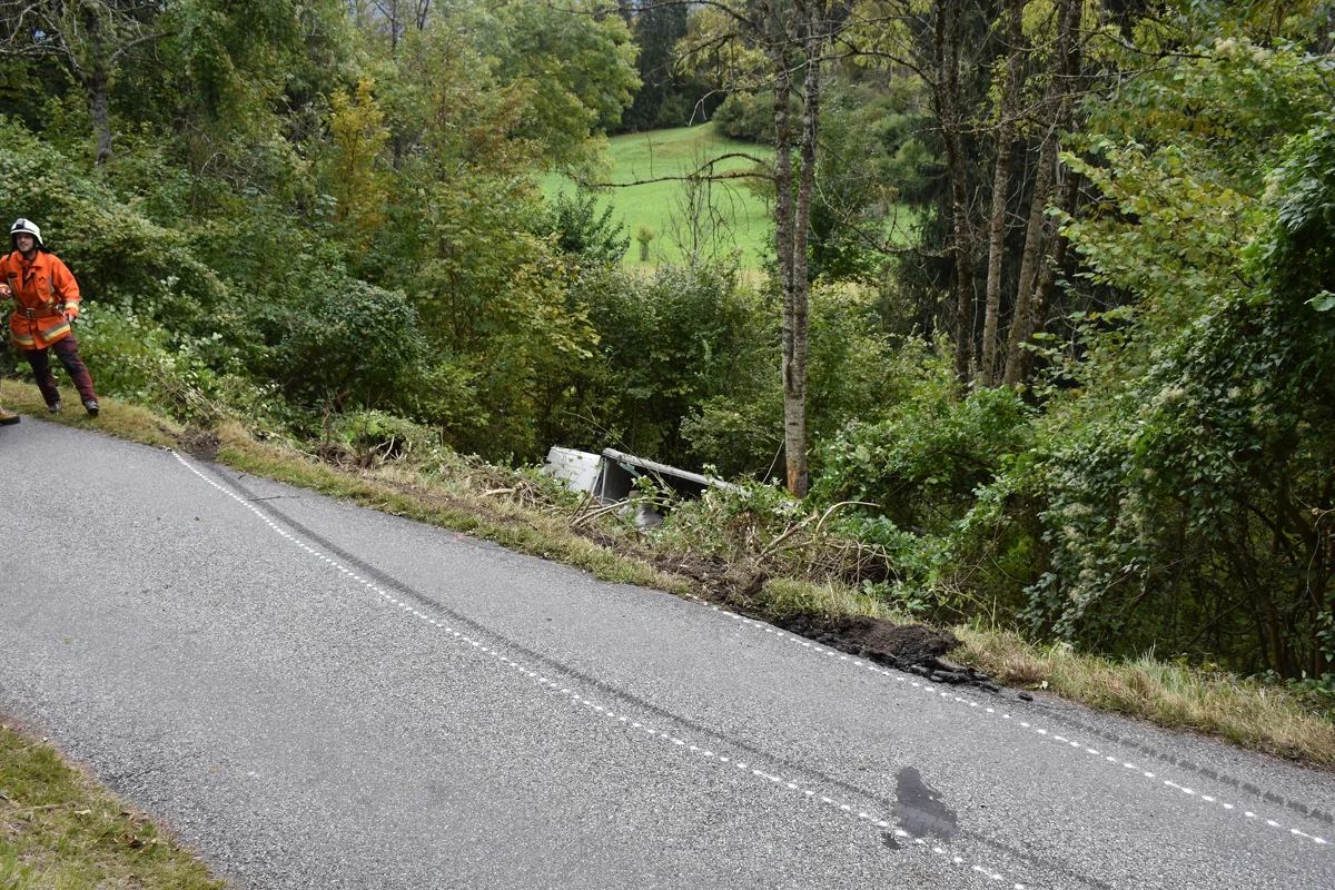 Trin GR - Lastwagen überschlägt sich in steil abfallender Böschung