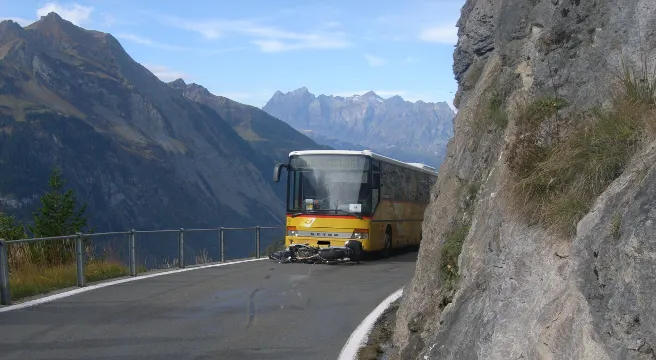 Crash zwischen Töff und Postauto in Unterschächen