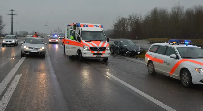 Streifkollision auf der A7 bei Müllheim fordert drei Verletzte