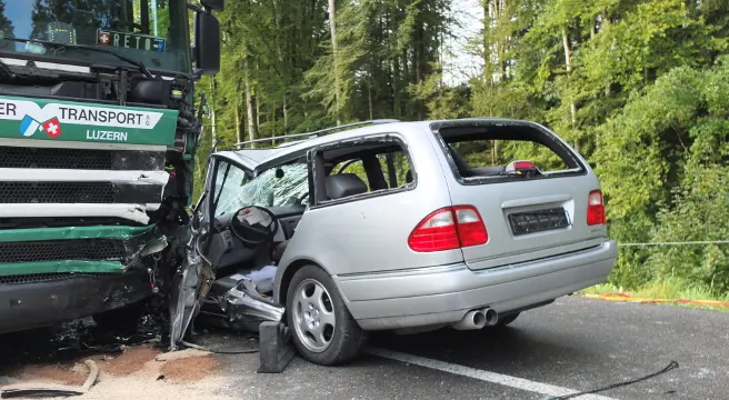 Heftiger Crash zwischen Auto und Sattelschlepper in Schmiedrued