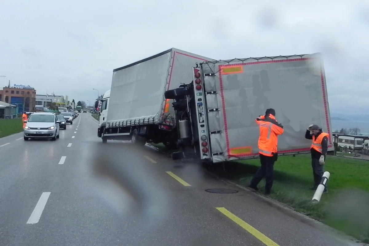 Windböe lässt Anhänger in Altnau kippen