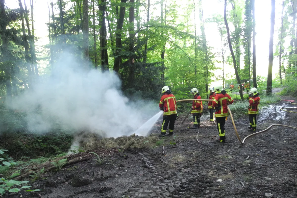 Feuerwehr löscht mottenden Haufen in Galgenen SZ