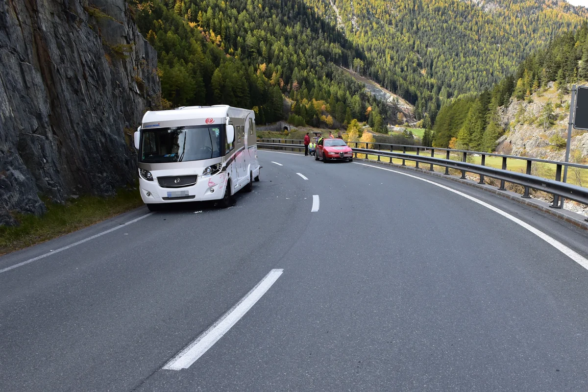 Zernez GR - Autofahrer kracht in Wohnmobil