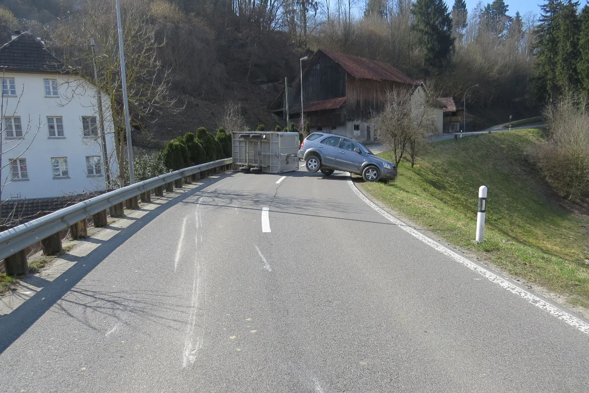 Mit Viehtransportanhänger in Tegerfelden verunfallt