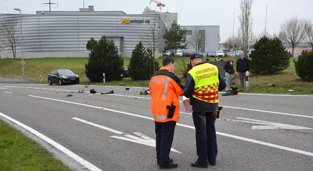 Crash zwischen Roller und Auto in Märstetten - 20-Jähriger schwer verletzt