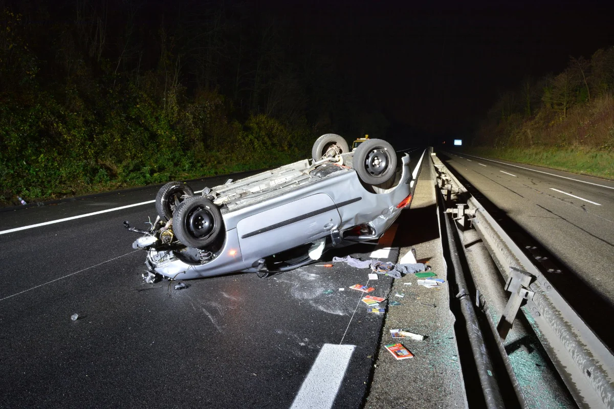 Alkohol im Spiel! Spektakulärer Alleincrash auf der A18 bei Münchenstein
