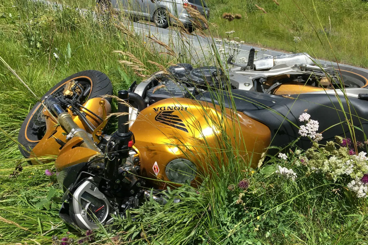  Motorrad kollidiert bei Zernez mit Lastwagen