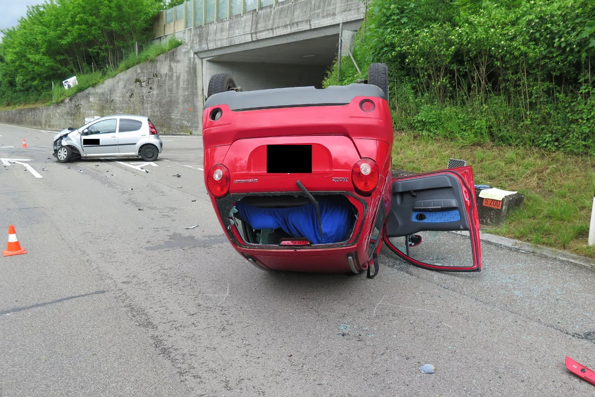 Giebenach: Auto landet nach Kollision auf Dach