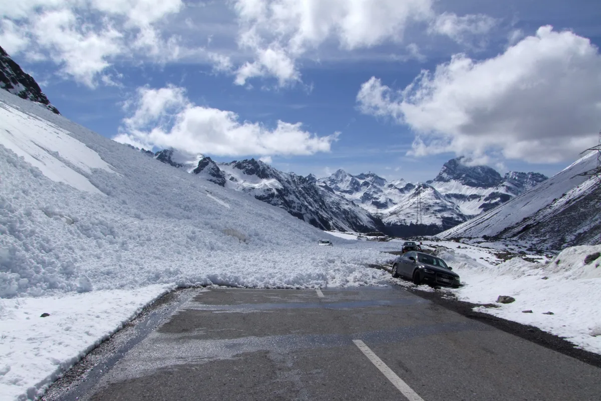 Bergün: Autos am Albulapass von Lawinen teilweise verschüttet