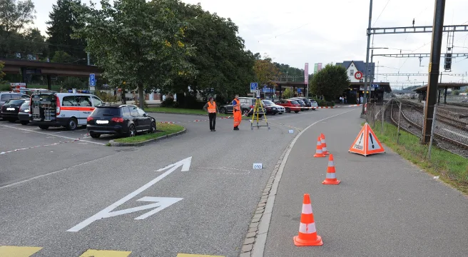 Verletzte Frau beim Bahnhof in Bülach