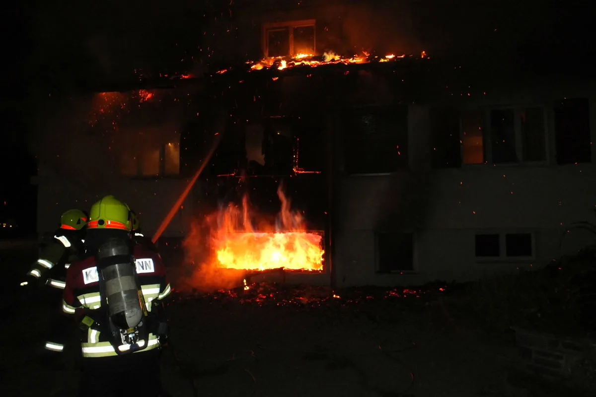 Asylunterkunft in Kaltbrunn nach Brand vollständig zerstört - kein Verbrechen
