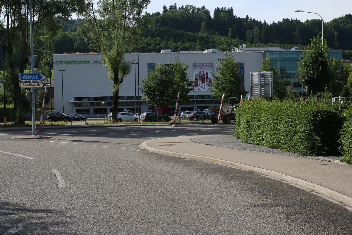 St. Gallen SG - E-Biker auf nasser Strasse ausgerutscht