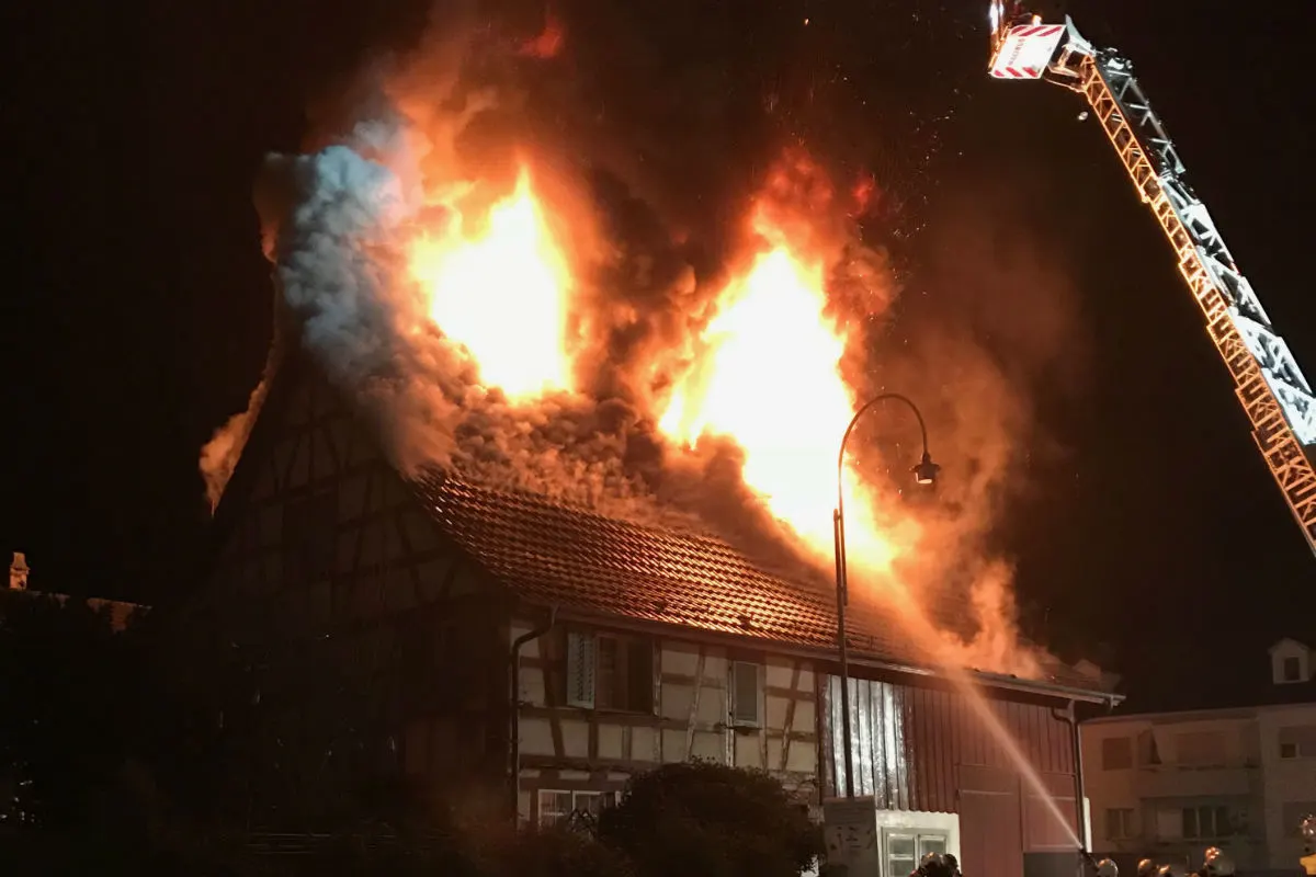 Dachsen ZH - Brand in Riegelhaus fordert hohen Sachschaden