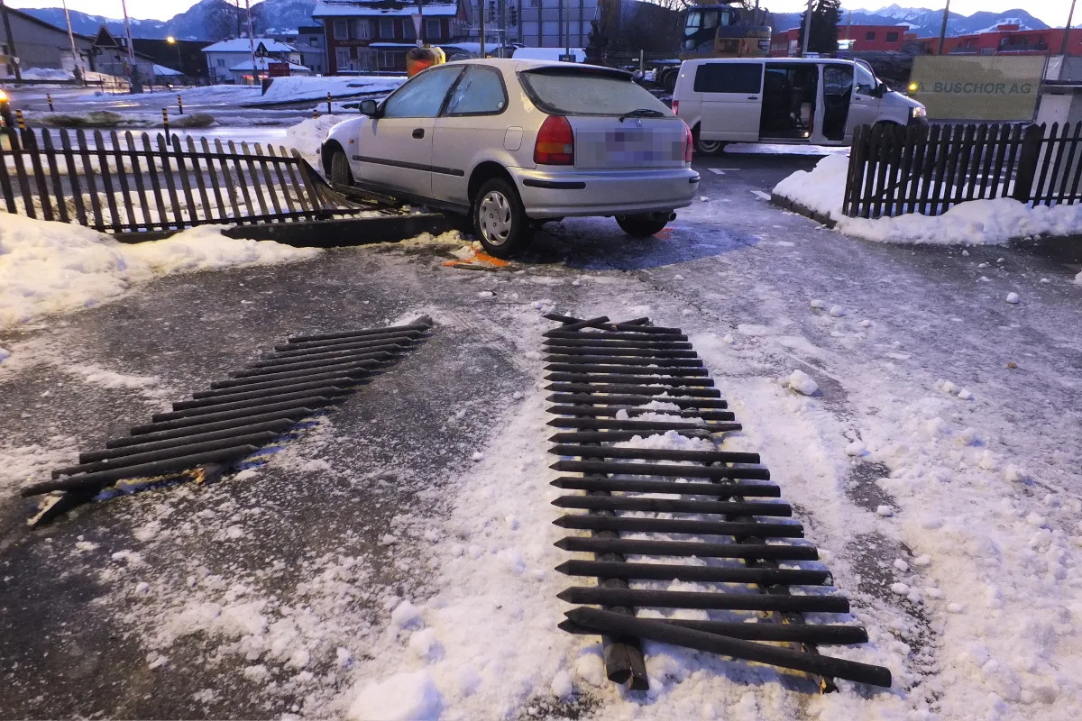 Und tschüss! Auto landet in Altstätten auf Gleis