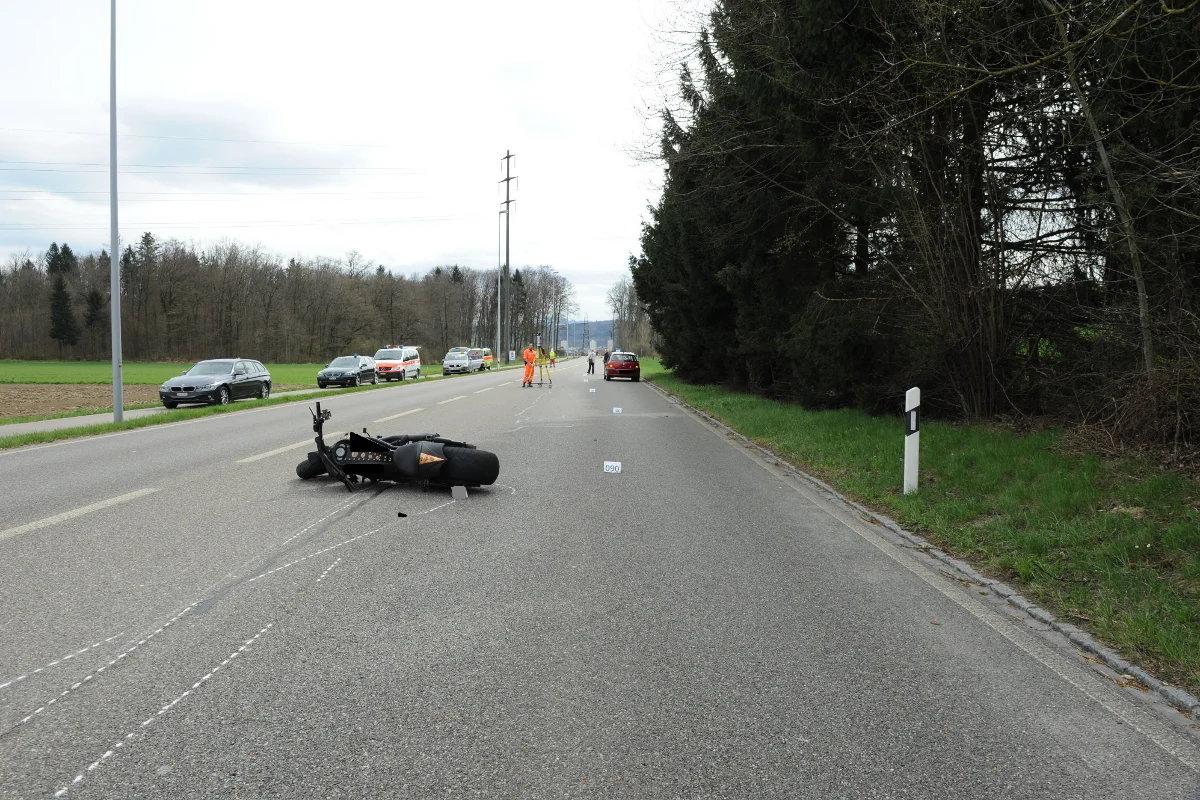 Töfffahrer verletzt sich in Niederhasli erheblich