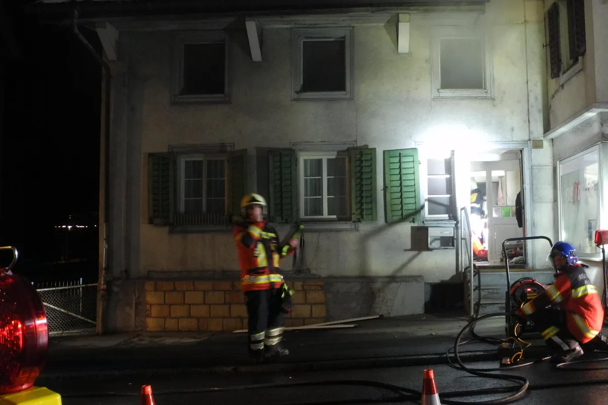 Frau nach Kaminbrand in Küssnacht hospitalisiert
