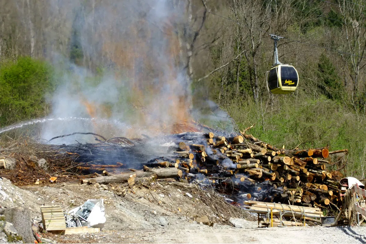 Frümsen SG - Holzstapel in Brand geraten