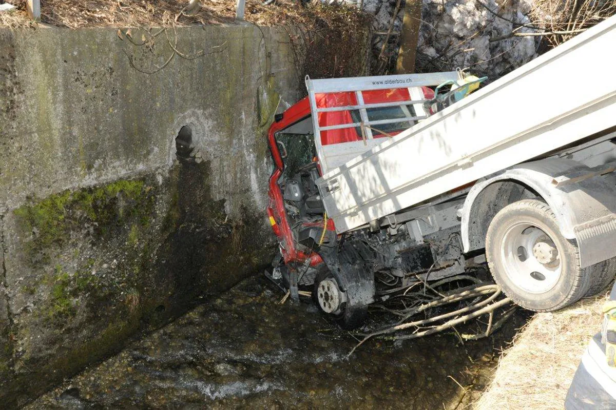 Bei Verkehrsunfall in Herisau in Lieferwagen eingeklemmt
