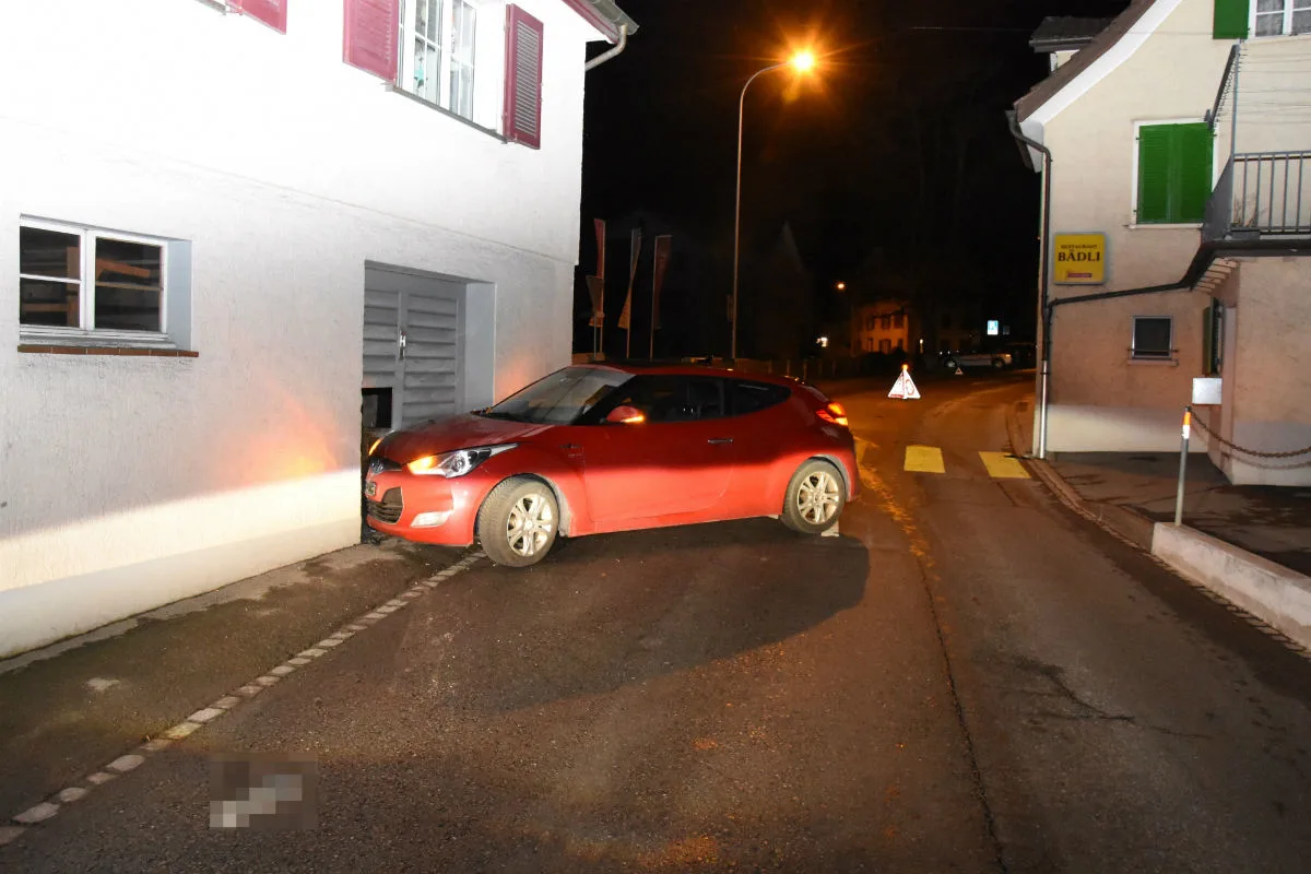 Altstätten SG - Alkoholisierter Autofahrer baut Selbstunfall