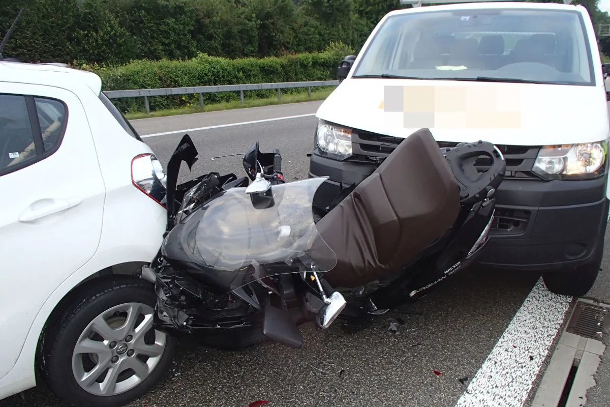 Brunegg/A1: Auffahrcrash mit sechs Fahrzeugen - acht Verletzte