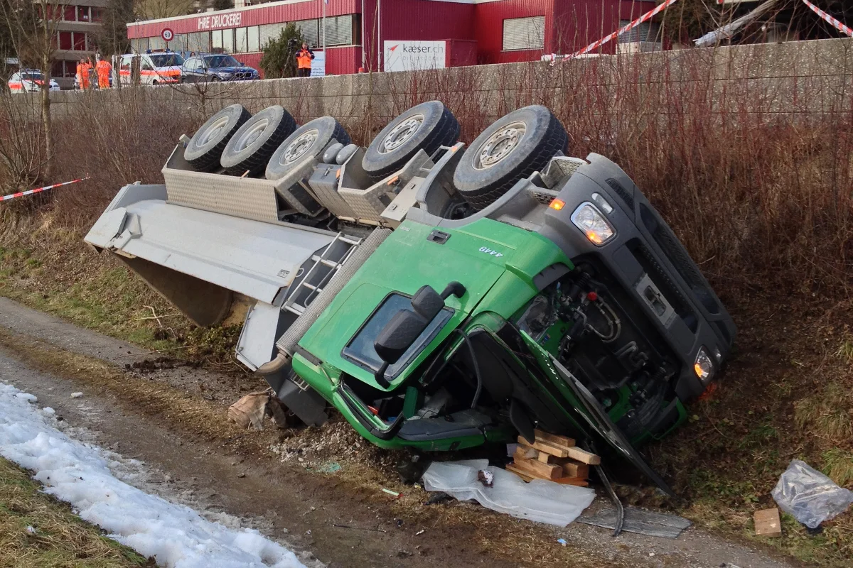 Lastwagenchauffeur nach Unfall in Stallikon eingeklemmt