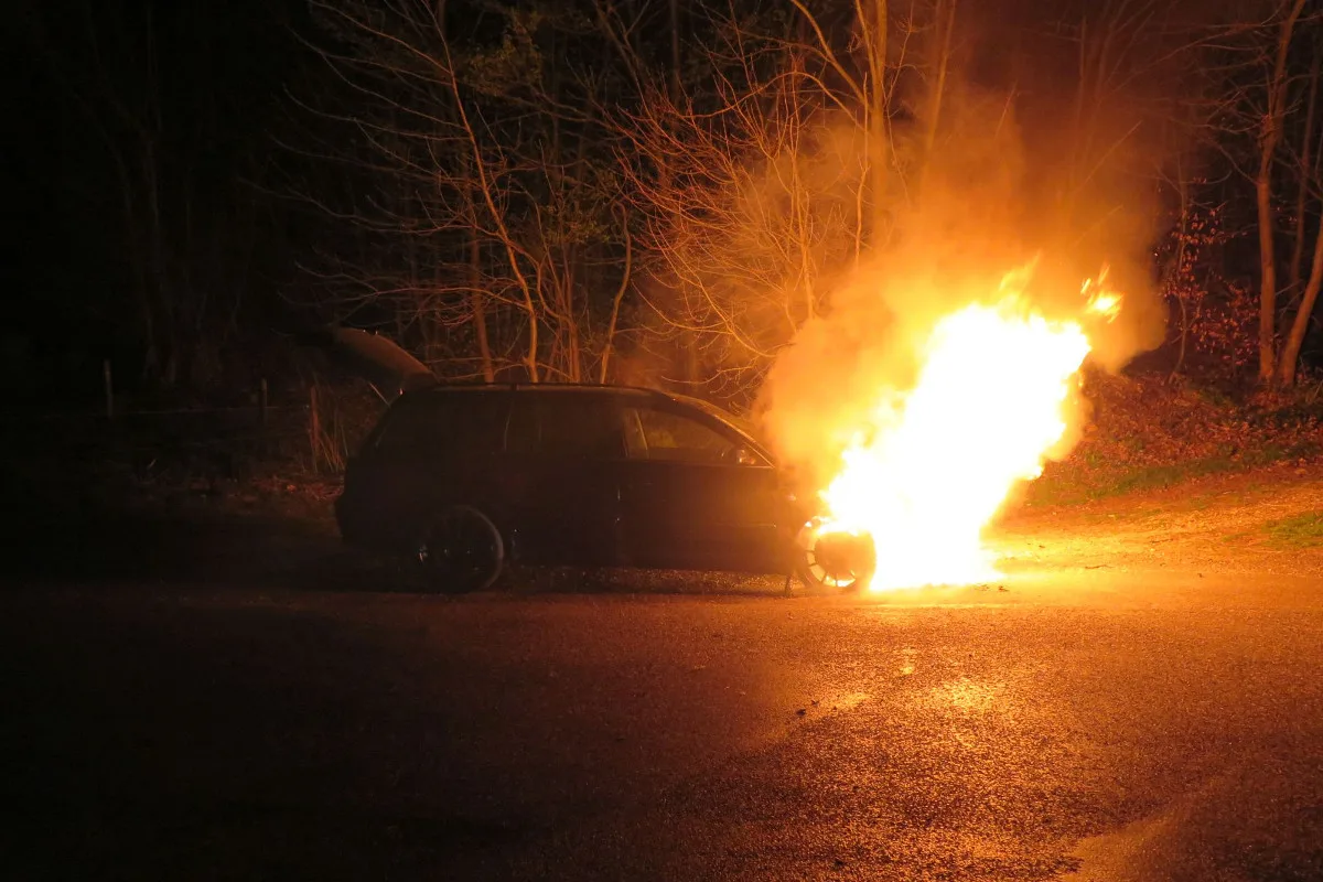 Füllinsdorf BL - Auto geht in Flammen auf - Totalschaden