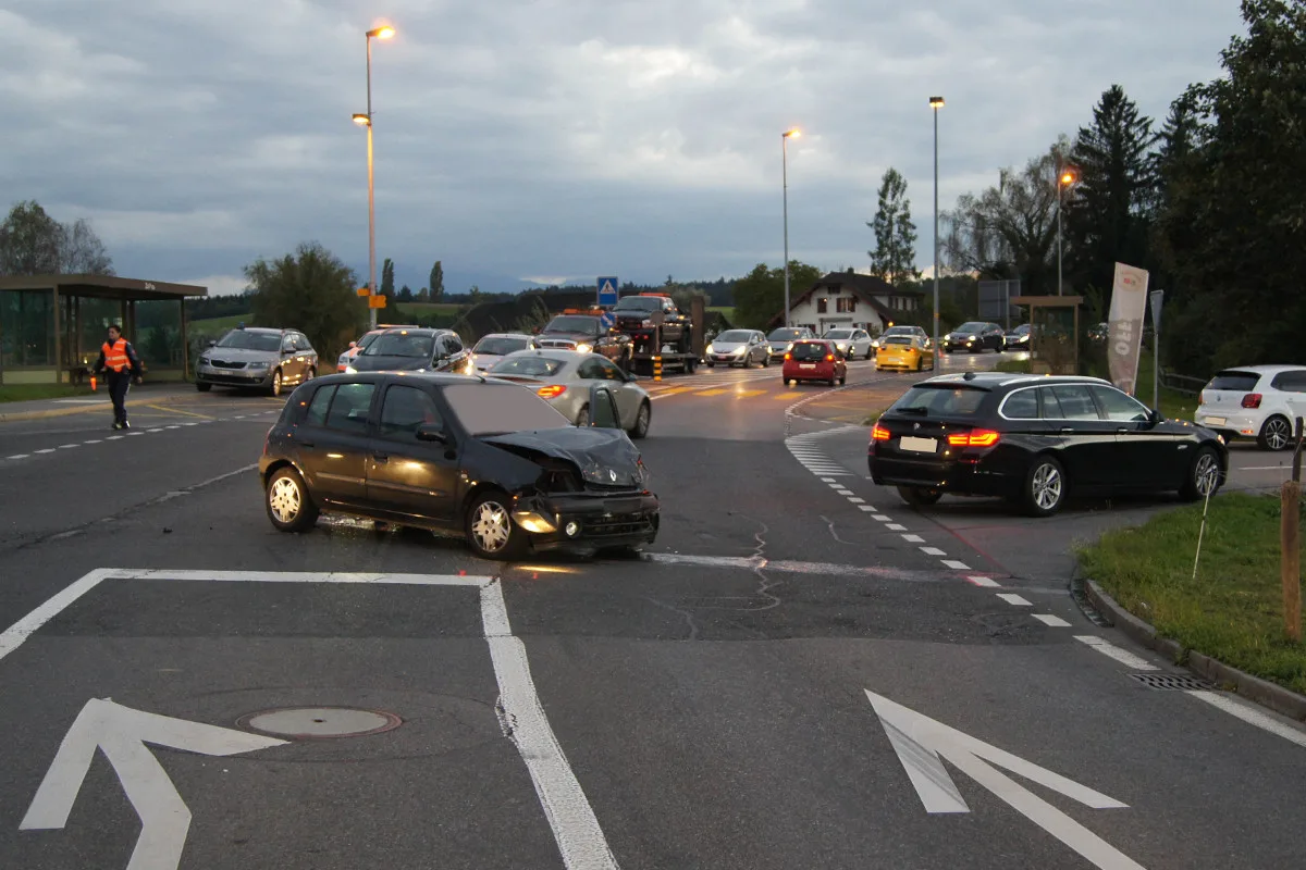 Hünenberg ZG - Autos stossen im Feierabendverkehr zusammen