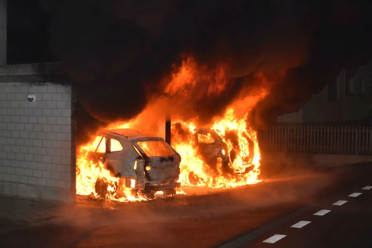 Drei brennende Autos in Eschenbacher Garagenunterstand