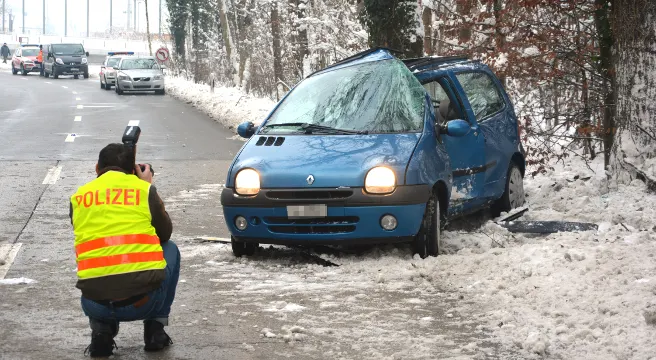 In Baum geprallt! Schlimmer Selbstunfall in Frauenfeld
