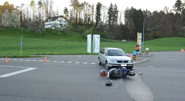 Rollerfahrer stösst in Wetzikon mit Auto zusammen