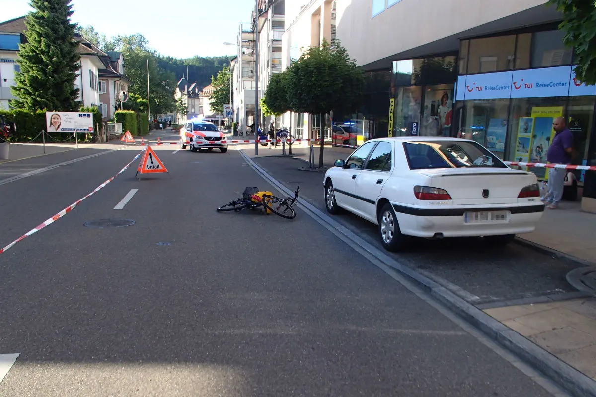 Brugg AG - Velofahrerin prallt gegen Autotüre