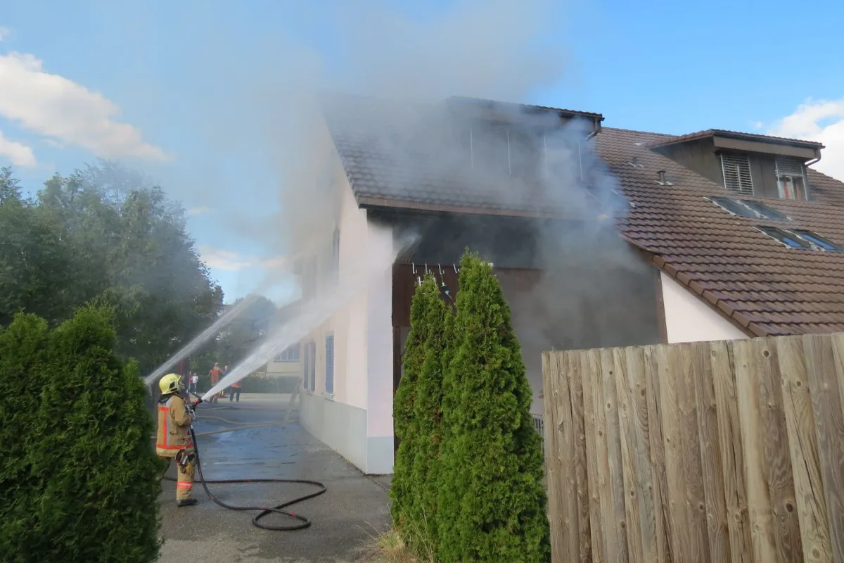 Mehrfamilienhaus in Gipf-Oberfrick fängt Feuer
