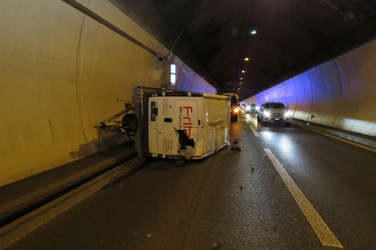 Baden AG: Anhänger auf der A1 gekippt