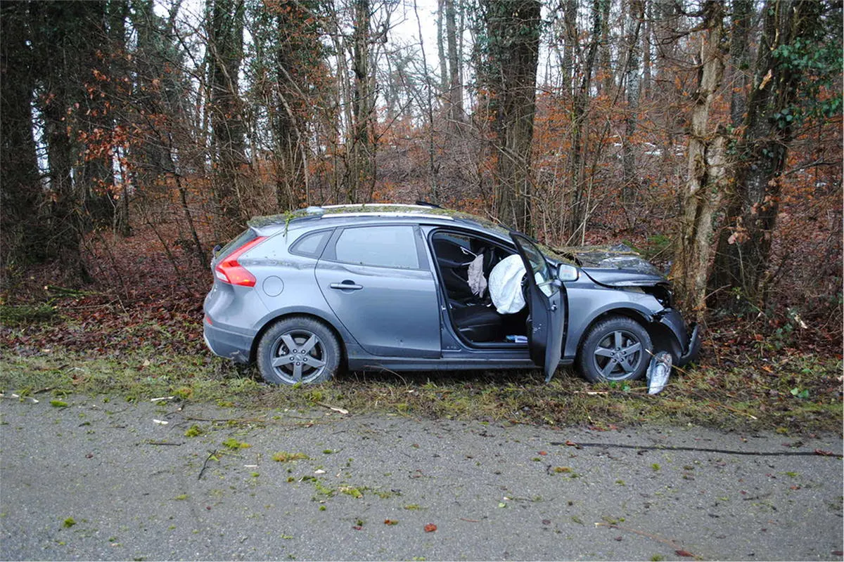Gennersbrunn SO - Personenwagen kollidiert mit Baum