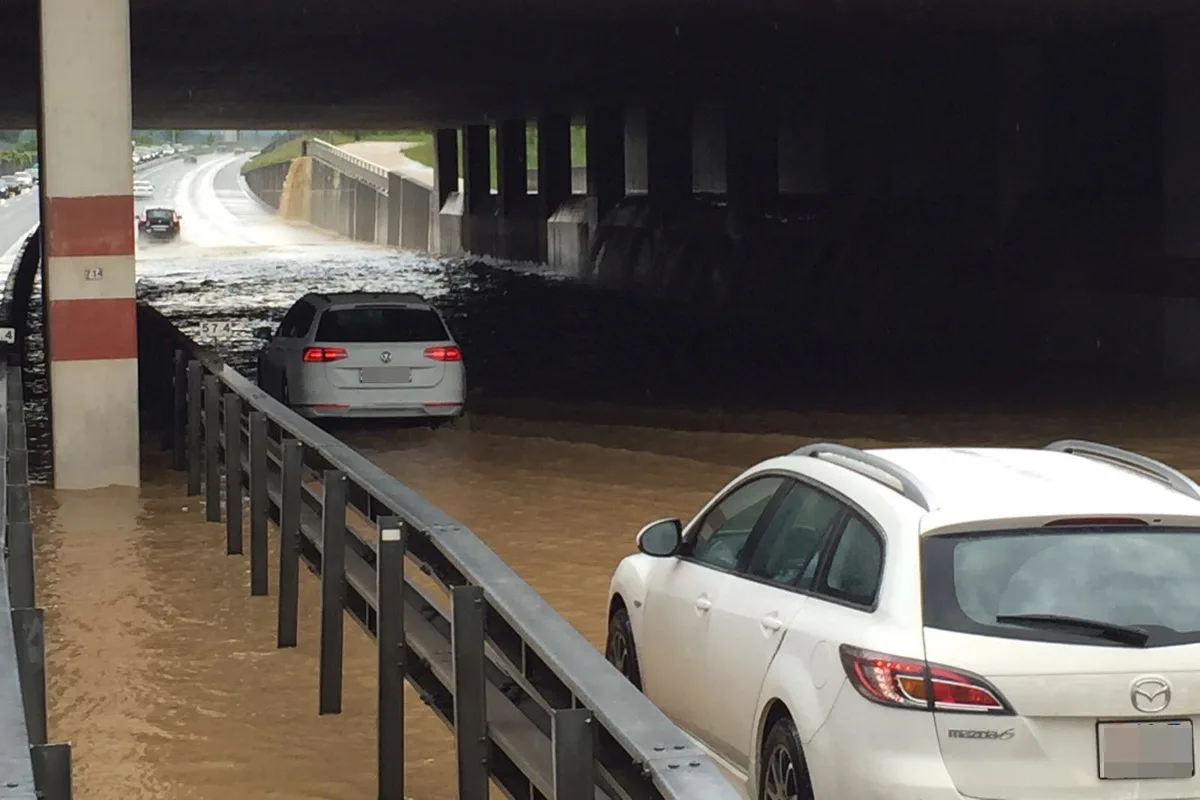 A3 bei Lupfig überflutet