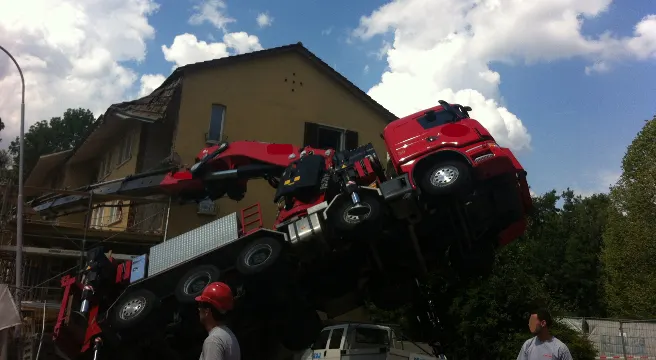 Kranwagen in Dietikon gegen Hausfassade gekippt