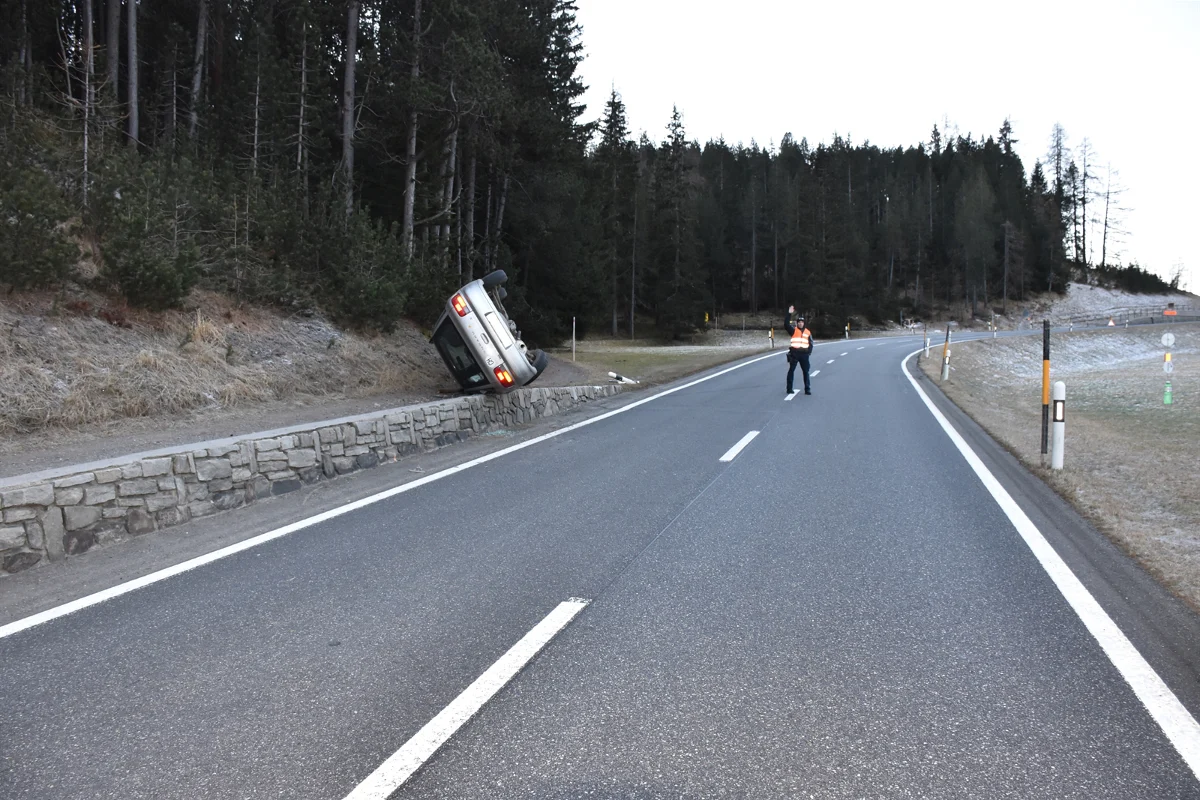 Davos GR - Zwei Verkehrsunfälle auf vereister Strasse