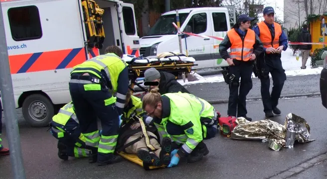 Auto erfasst Fussgänger in Davos Platz