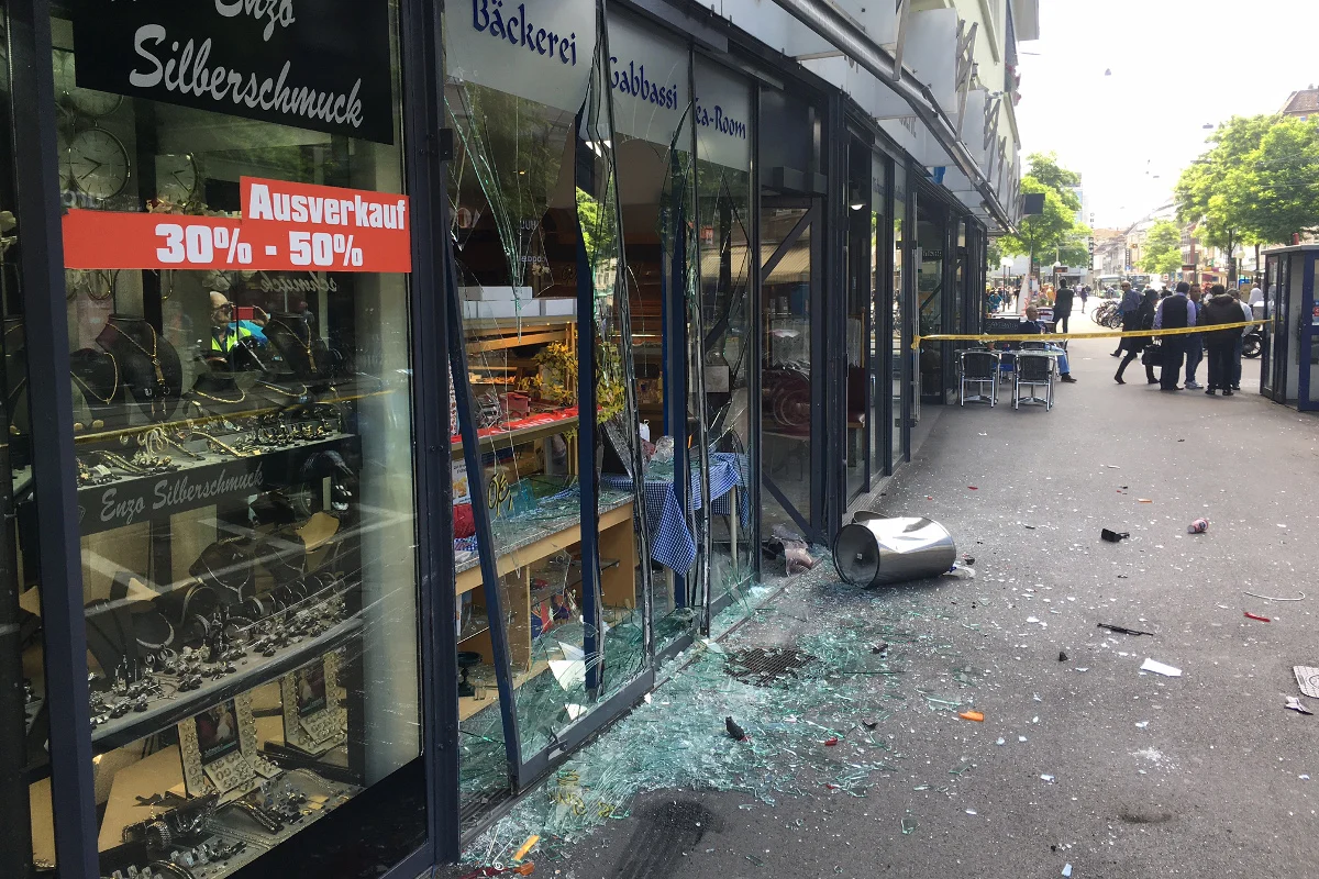Rückwärts in Schaufenster gefahren! 88-Jähriger verunfallt in Basel