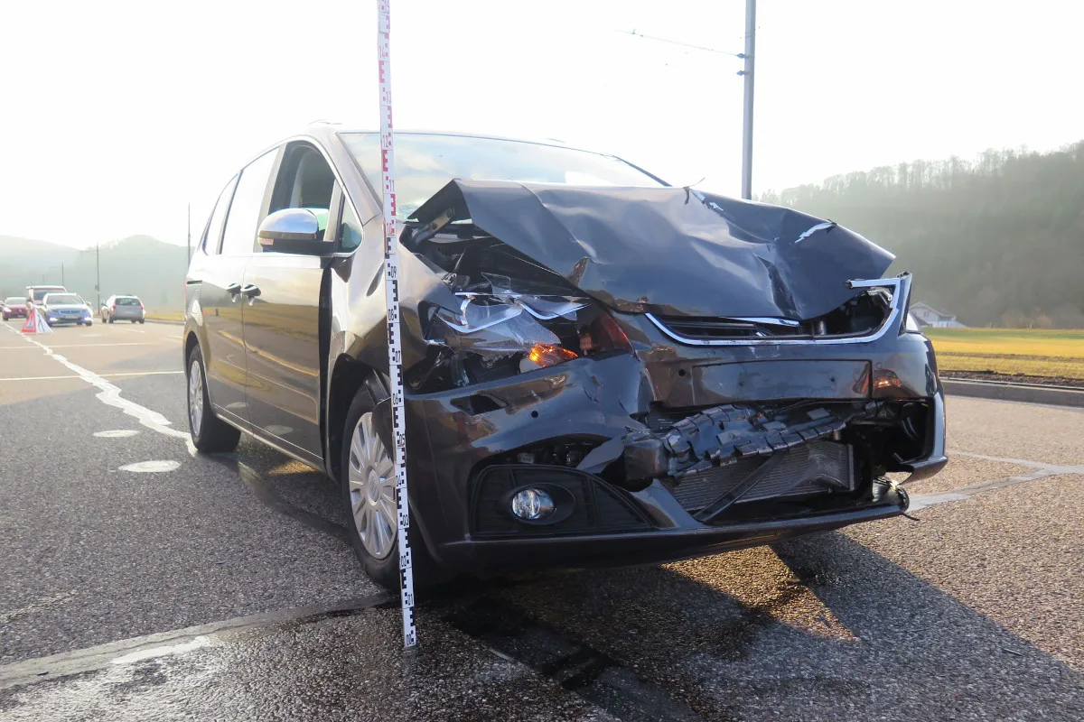 Liestal BL - Grosser Sachschaden bei Auffahrcrash zwischen zwei Autos