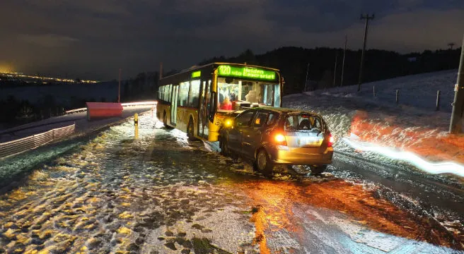 Frau verletzt sich bei Zusammenprall mit Postauto in Eggersriet