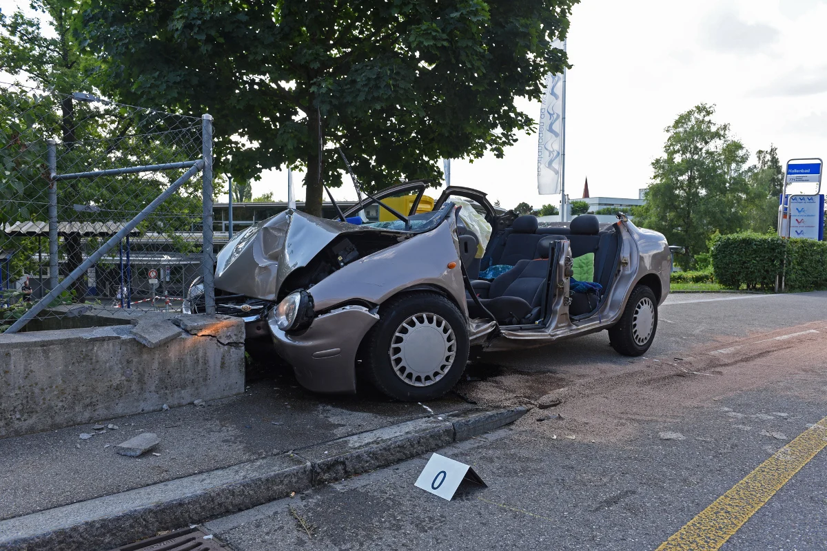 In Wallisellen ZH mit Auto gegen Mauer geprallt 