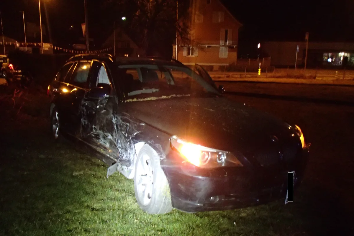Alkoholisierter Autofahrer verursacht heftigen Crash in Reinach