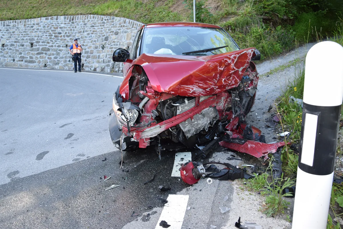 Auto kollidiert in Pragg-Jenaz mit Stützmauer
