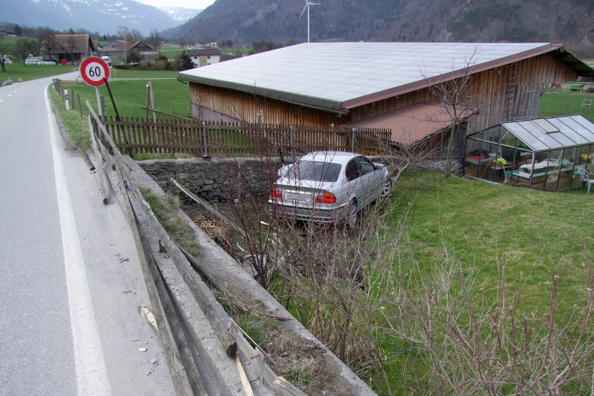Junglenker landet in Trimmis mit Auto im Garten