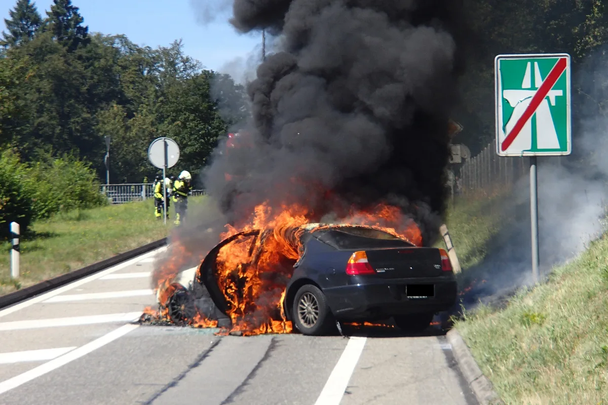 Buchs AG: Auto auf der T5 vollständig ausgebrannt