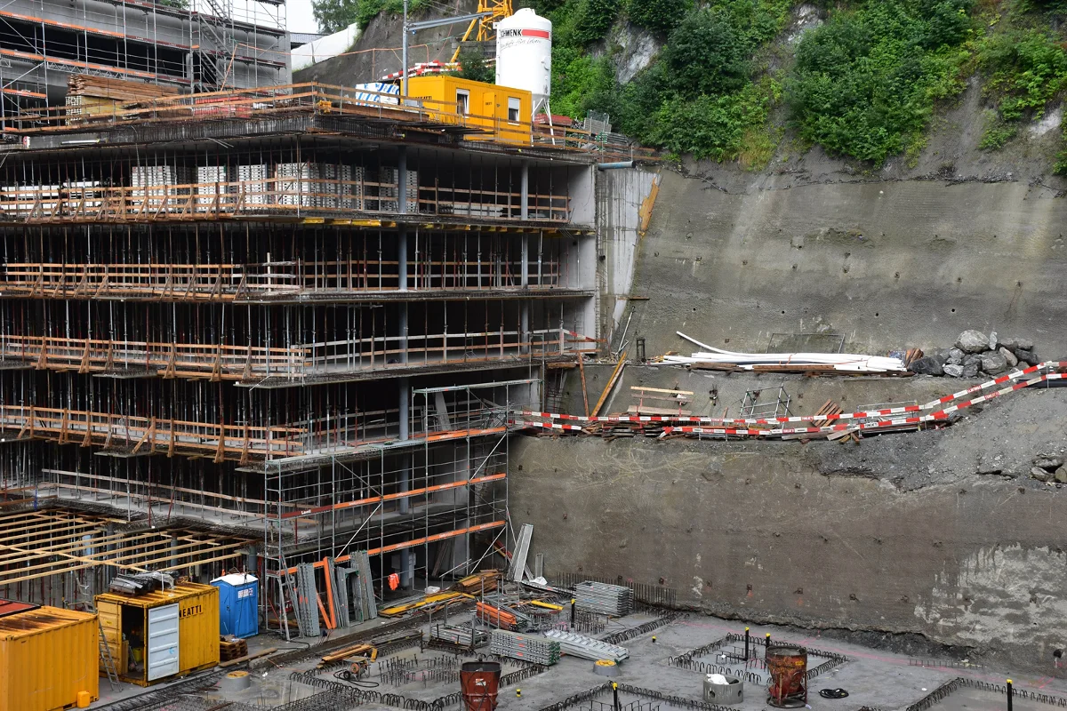 Flims GR - Bauarbeiter von Gerüst in die Tiefe gestürzt